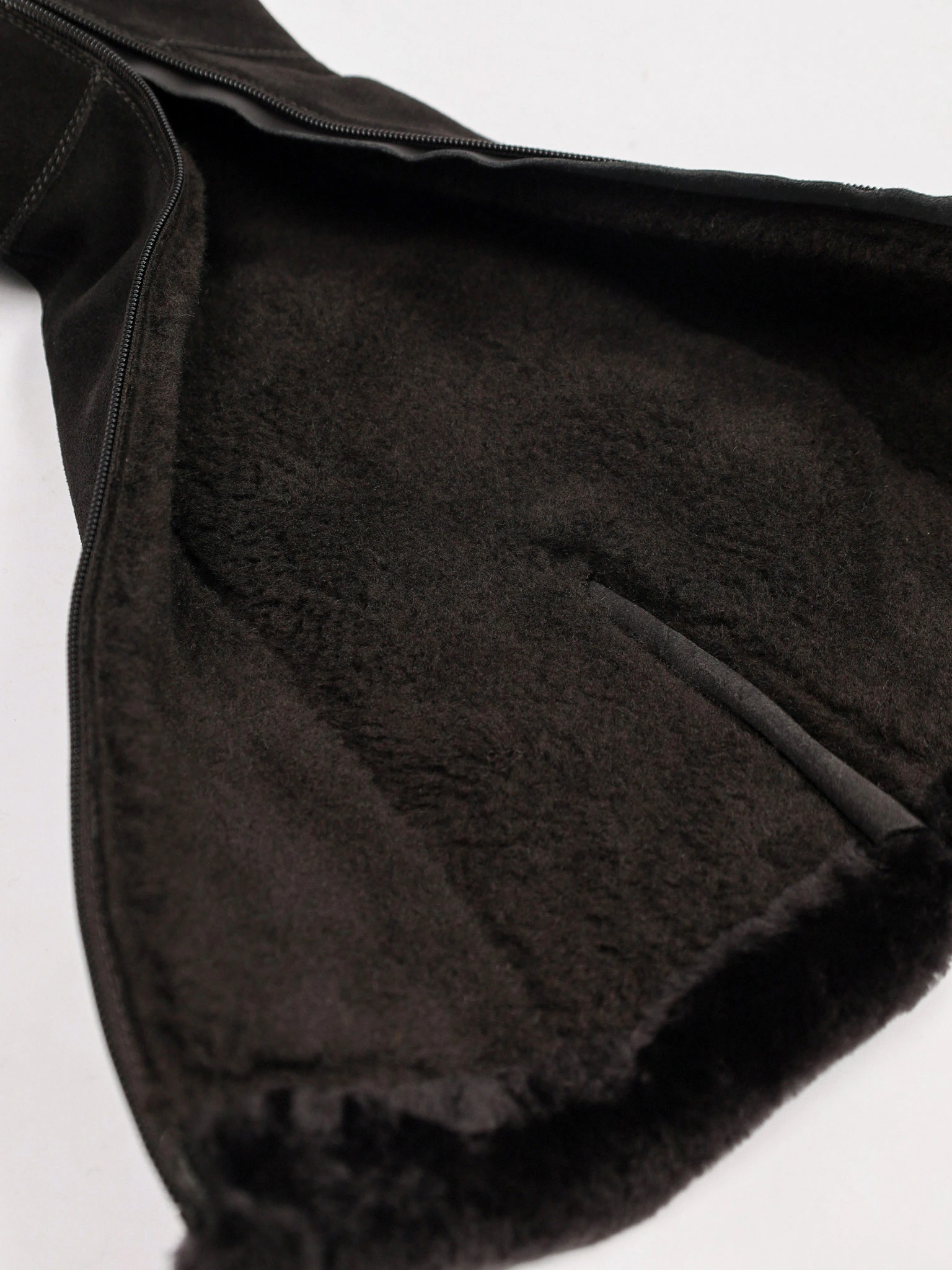 Сапоги темно-коричневого цвета с оторочкой на рельефной подошве